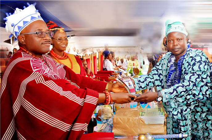 Conferment of Distinguished Entrepreneur Merit Award on
Prince Olabode Ezekiel Adetoyi (MD/CEO, Hi-Nutrients International Ltd)
by Oore of Mobaland HRM, Oba (Dr) James Adedapo Oladele Popoola during Otun Day celebration 26th Dec., 2014